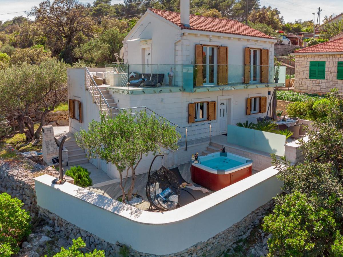Uniquely Designed Villa Ivana With Outdoor Jacuzzi Nearby The Pebble Banje Beach At The Island Of Solta Rogač Exterior foto