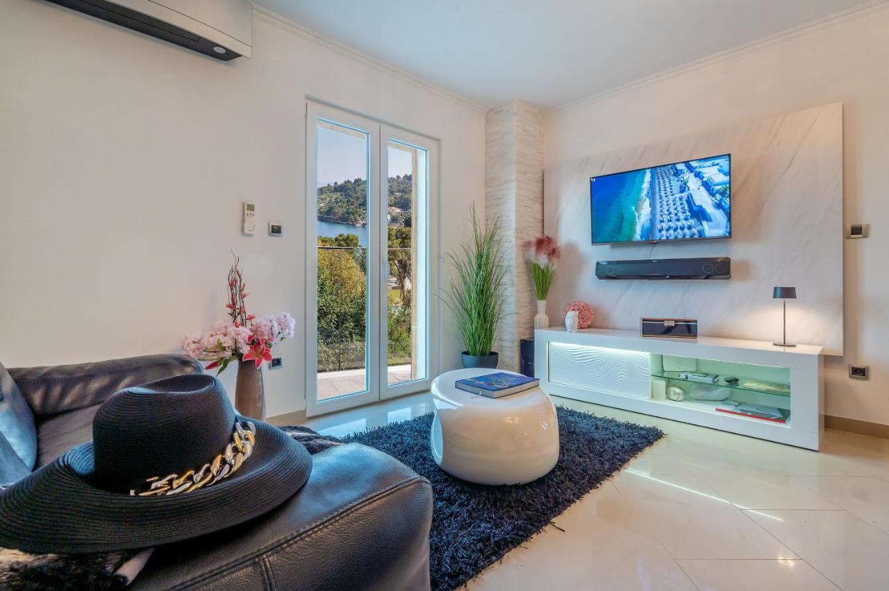 Uniquely Designed Villa Ivana With Outdoor Jacuzzi Nearby The Pebble Banje Beach At The Island Of Solta Rogač Exterior foto